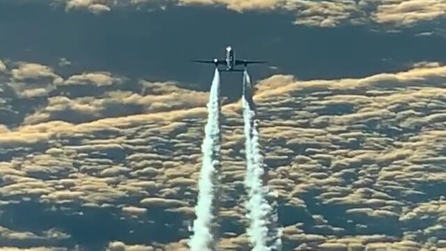 飛行機雲が生まれる様子を後ろから眺めた珍しい光景
