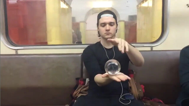 モスクワ地下鉄の車内で見かけた、水晶玉を巧みに操るコンタクトジャグラー