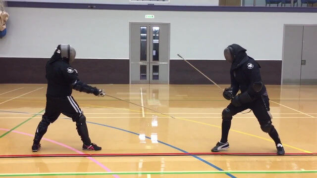 レイピア使いとロングソード使い。異なる武器を持った剣士の試合が面白い
