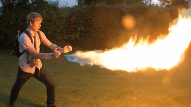 今度はパイロだ!両腕から炎を噴射する火炎放射器で大はしゃぎする男