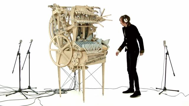 2,000個のパチンコ玉が循環しながら音を奏でる半自動演奏楽器「Wintergatan」がすごい