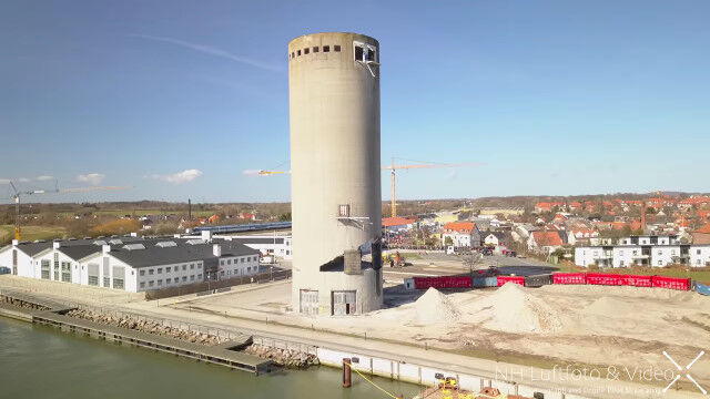 倒れちゃいけない方に倒れちゃった!巨大なコンクリート製サイロ爆破解体でのアクシデント