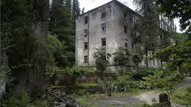 アブハジア自治共和国のゴーストタウン、Akarmaraの中を散策してみた映像