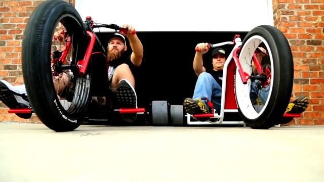 ドリフトしまくりで楽しそう!エンジン搭載トライクを使っておとなが楽しむレース映像