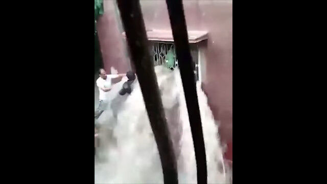 浸水した家にとらわれた子どもたちを救おうと奮闘する男たち。豪雨被害のヨルダンでの救出劇