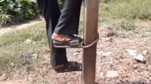 サンダルと鉄筋で自作した「柱を登れる靴」がビックリするくらい有能