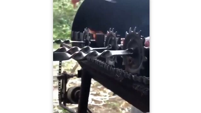 自動的にお肉をクルクルしてくれるバーベキューセット。これはいいものだ