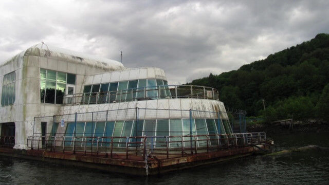 1986年に建てられ、現在は廃墟となった水上マクドナルド