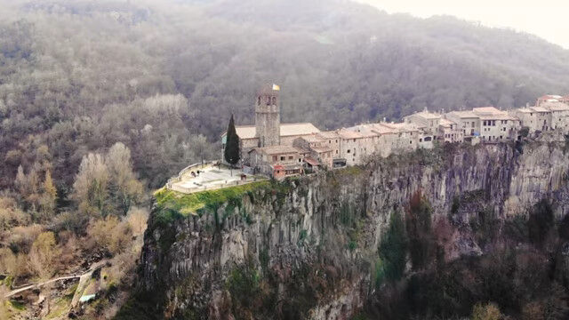 北も南も断崖絶壁。切り立った崖の上に密集するスペインの街、カステルフォリット・デ・ラ・ロカの風景が凄い