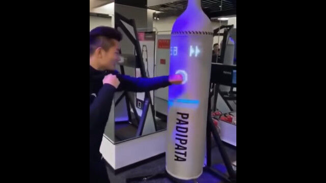 �����ശ�Фǥѥ���Ϥ�ȿ�Ϳ��Ф�ȥ졼�˥󥰤Ǥ��륤�󥿥饯�ƥ��֡�����ɥХå�