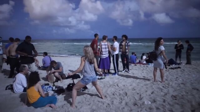 映像に隠された驚くべき秘密！浜辺でパーティーする若者たち、実は……