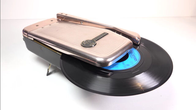 音の変化が劇的!1950年代に発売された、携帯用レコード再生機「ポケット・フォノグラフ」を分解、修理する職人さん
