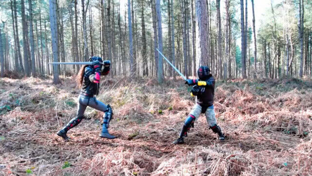 ロングソードを装備した2人の男が戦う、西洋剣術のトレーニング風景