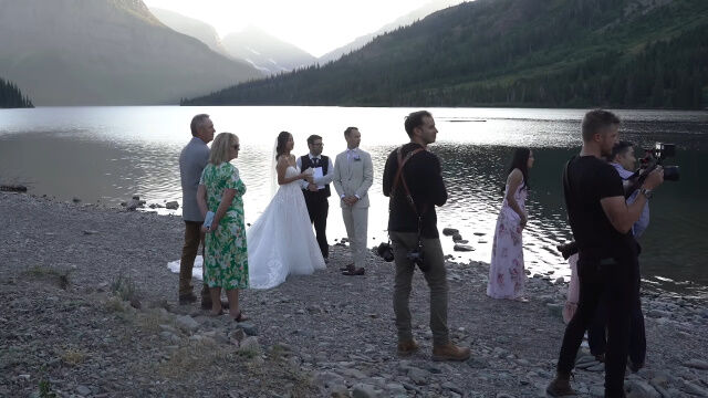 ヘラジカの断末魔を聞きながらの屋外ウェディング。結婚式の最中、川の対岸でクマがヘラジカを仕留める