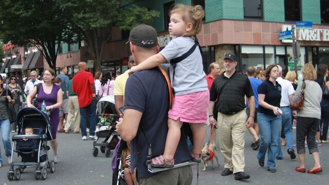 楽しいし便利!子供が立ち乗りするおんぶ紐、ピギーバック・ライダー
