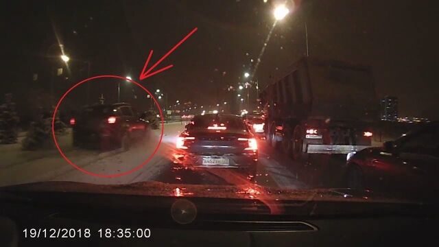 渋滞を回避しようと高速道路の横を突っ走ったドライバー、そこが道ではなかったことを知るも後の祭り