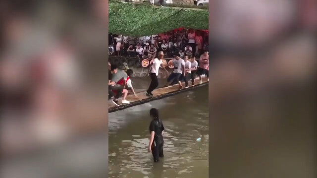 揺れまくる吊り橋から落ちないチャレンジで、明らかに1人だけ上級者
