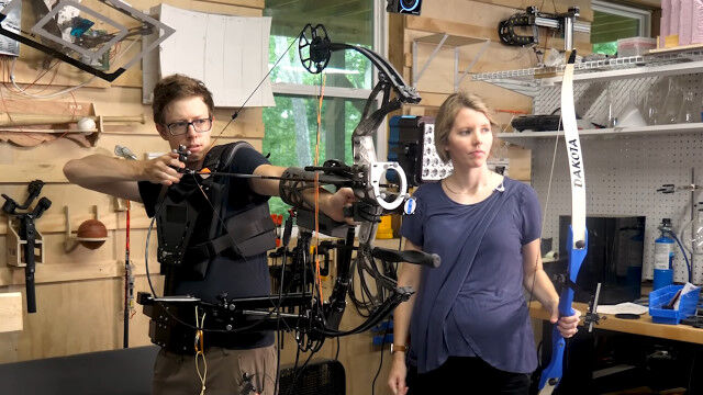 目を閉じて撃っても百発百中。自動的に狙いをつけてくれる弓矢を開発