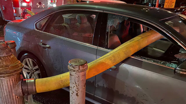 ニューヨークの火災にて、消火栓の前に違法駐車した車の窓をぶち割る緊急対応