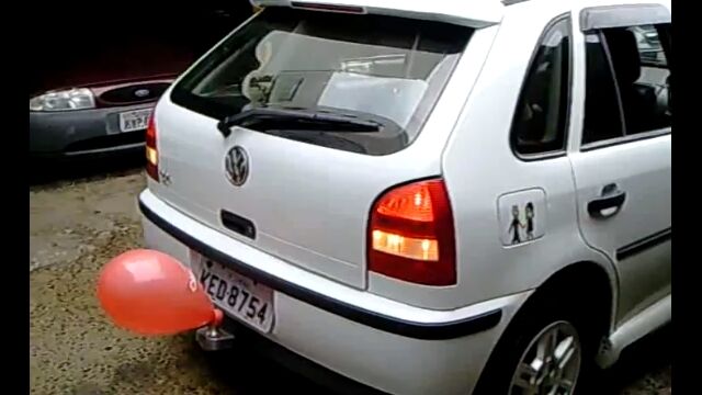 一方ブラジルはバックセンサーに風船を使った