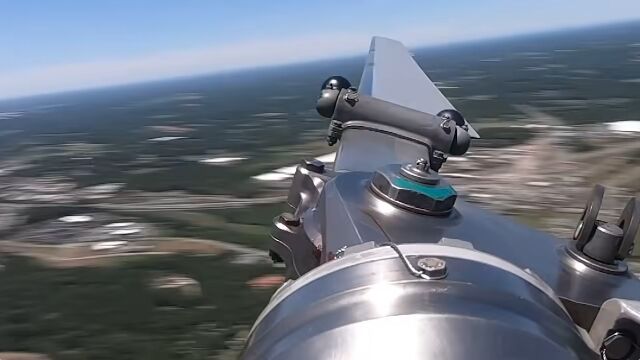 ヘリコプターのローター中央にカメラを設置。飛行中のブレードの動きを撮影したスローモーション映像