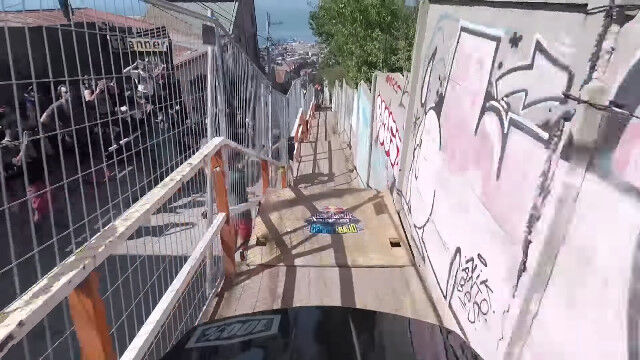 坂道も階段も時速60キロで駆け下りる、マウンテンバイクのダウンヒルレース優勝者の視点映像が恐ろしい