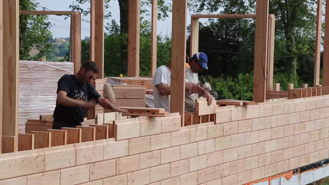レンガ感覚で木材パーツを積み上げ、家を建てるというコンセプトの建築システム　Brikawood