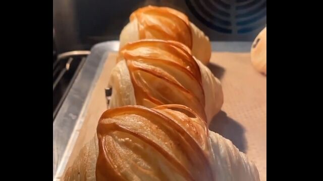 パンが、ケーキが、美味しそうにこんがり焼き上がるタイムラプス