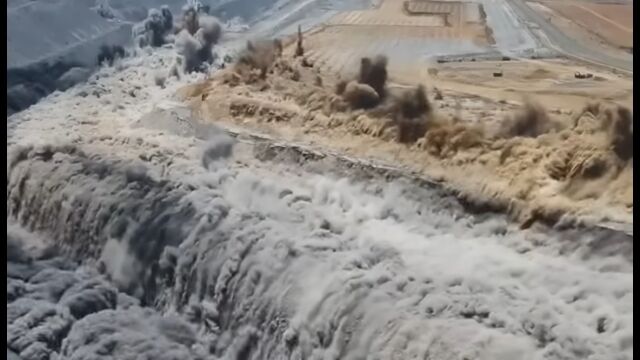 地表を広範囲に爆破する、露天掘りの発破作業