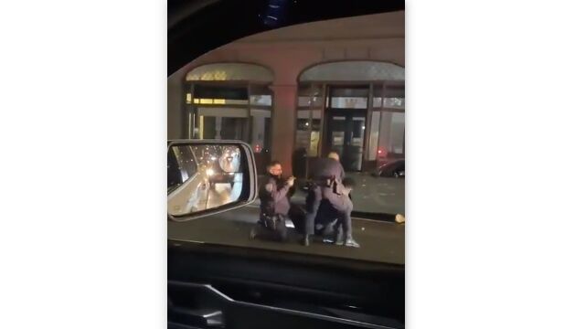 警察官が3人いても取り押さえられず、テーザー銃も効かず。これはもうどうしようもないな、という容疑者