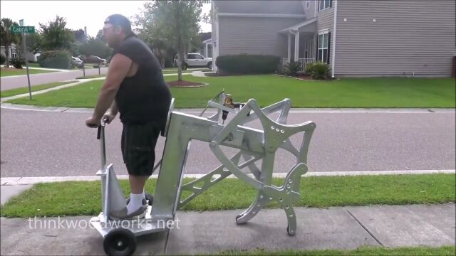動力源は電動ドリル!足のようなパーツが面白い一人乗りの歩行器