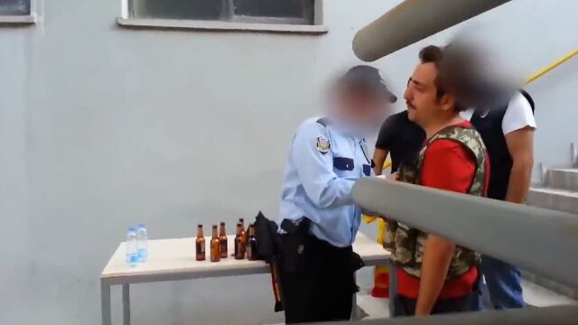 ビールをこっそり持ち込もうにも、ちょっと欲張りすぎたトルコ人男性