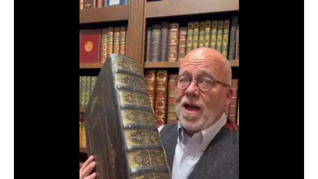 同じ聖書でも大きさ色々。さまざまな年代、大きさの聖書を紹介してくれるお爺さん