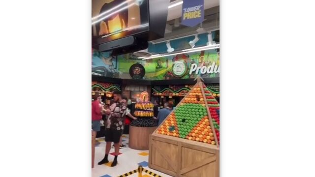 スーパーマーケットを模したラスベガスの巨大アート施設、オメガマート。店内にはジョーク商品や隠し扉が多数