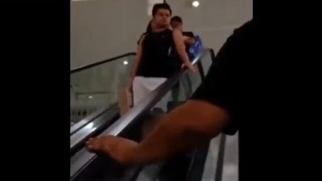 袖振り合うも多生の縁。エスカレーターですれ違う一瞬の邂逅が謎すぎる