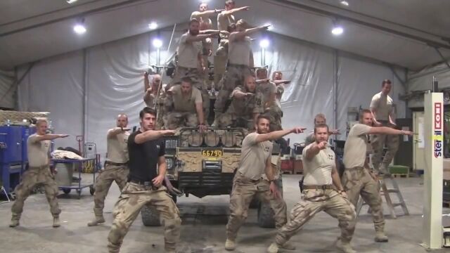 陽気なスウェーデン海軍の兵士たちが再現した、ミュージカル映画「グリース」のワンシーン