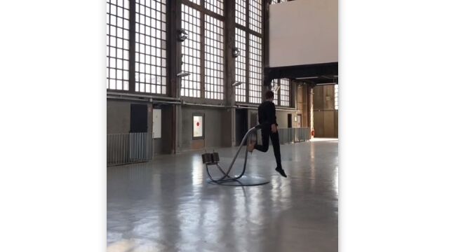 ふわりと浮かべる装置を使った、アクロバットのトレーニング