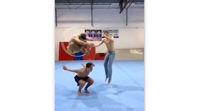 ��3�ͤ����äƥե�ա��פ���򤯤���ȴ���롢�������Хƥ��å��ʥ�����