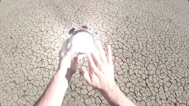時間も空間も飛び越えた!?不思議な時計に翻弄される男を描いたショートムービー The Bathroom Paradox