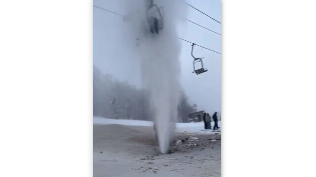給水パイプが破損し、噴出した水がリフトの乗客を直撃し続ける、アメリカのスキー場での事故