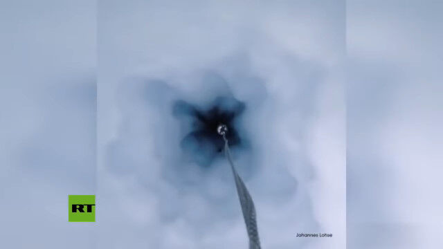 南極に開けた深さ650メートルの深い穴に入っていく映像