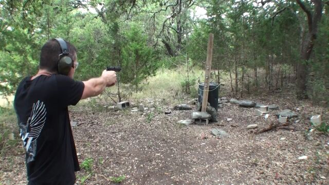 映画でよく見る「南京錠を銃で撃ち抜いて解錠」はホントに可能?色々な銃で試してみた