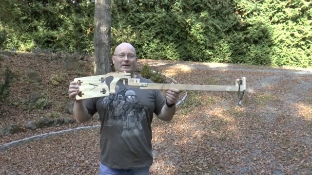 スリングショットのおっさんが作った、トランプカードを撃ち出すスリングショット