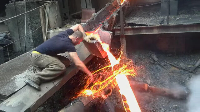 ドロドロに溶けた金属を素手で叩く、アルメニアの製鉄所の職人が怖すぎる