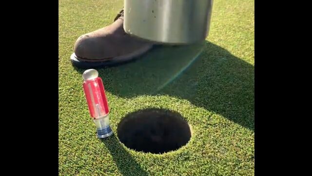 ゴルフコースのカップ位置を変更する作業。キレイに穴をくり抜いたり、元の穴を埋めたりする作業が気持ちいい