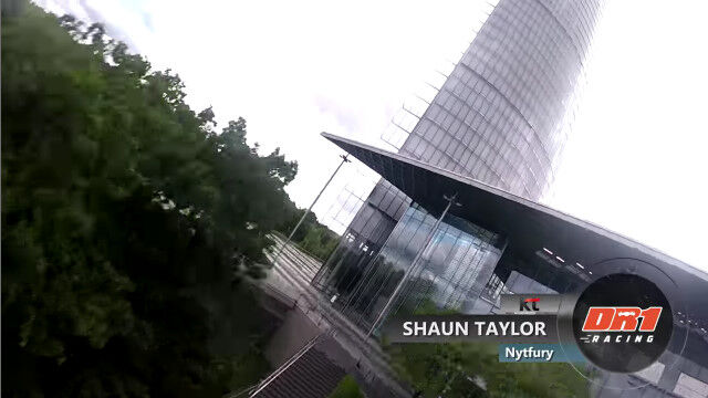 地上からわずか5秒で超高層ビルの屋上へ。今どきのレース用ドローンが速すぎる