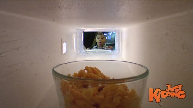 電子レンジを開けたら中身が遥か遠くに……。というちょっと驚くドッキリ映像