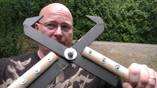 頭や首を軽々切断する対ゾンビ用ハサミ型武器 バトルシザーズ