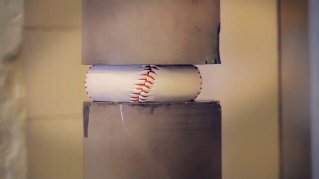 圧倒的な力で押しつぶす!野球のボールその他を押しつぶす実験映像