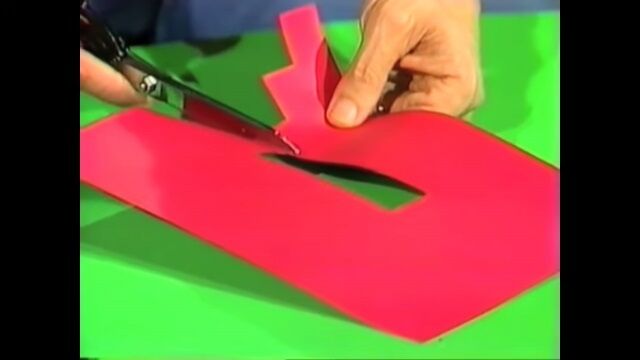 これは賢い。一部分だけ破れたカーペットを、キレイに補修する方法